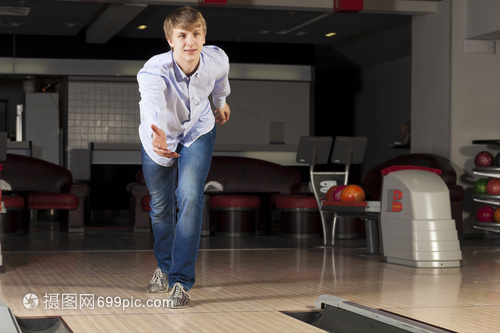 保龄球俱乐部的轻人扔球打保龄球的家伙